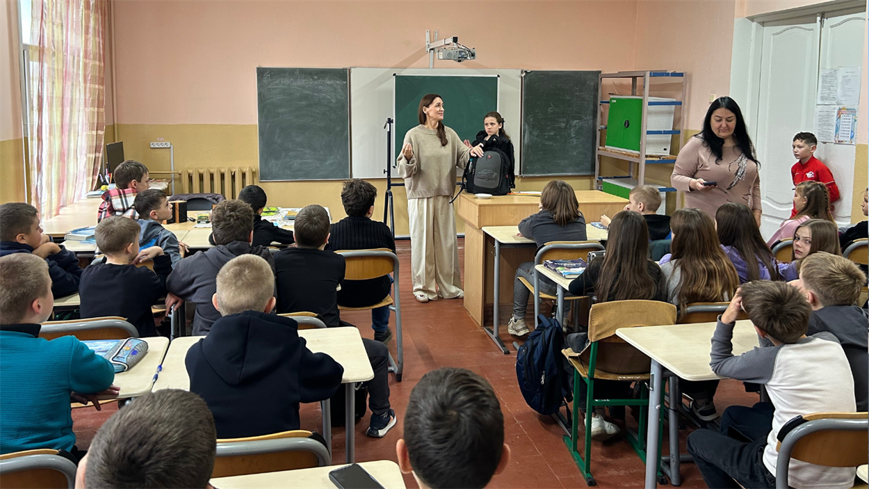 Біляївка.City провели спільну акцію з безпеки дітей: як бути помітними на дорозі у темряві