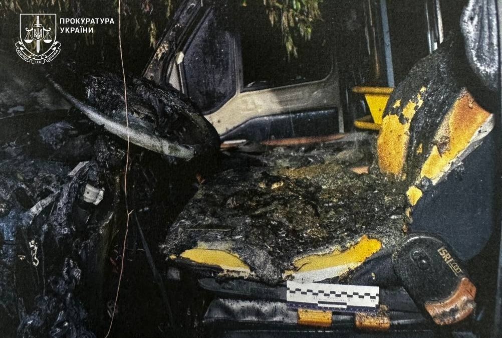 Судитимуть 19-річного мешканця Біляївки за підпал мікроавтобуса військових: замовлення отримав в TG