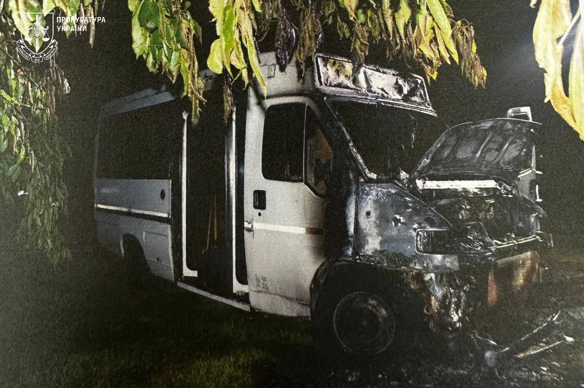 Судитимуть 19-річного мешканця Біляївки за підпал мікроавтобуса військових: замовлення отримав в TG