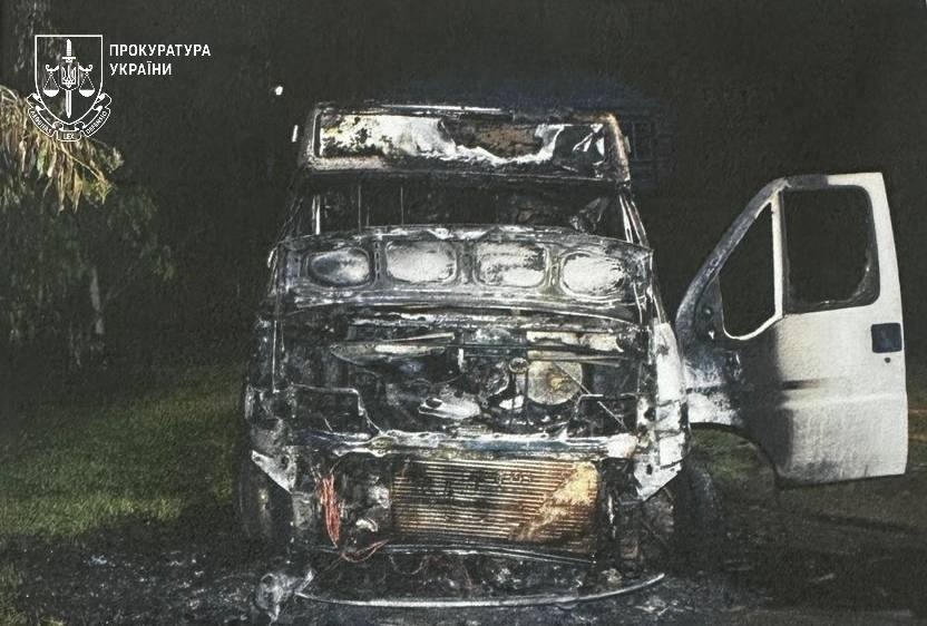 Судитимуть 19-річного мешканця Біляївки за підпал мікроавтобуса військових: замовлення отримав в TG