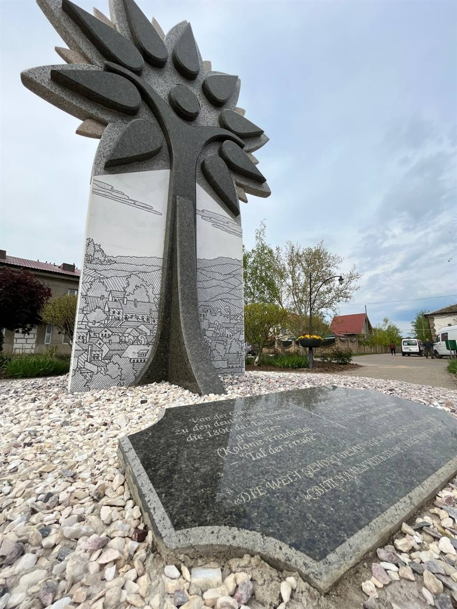 Пам'ятник засновникам села Мирному 