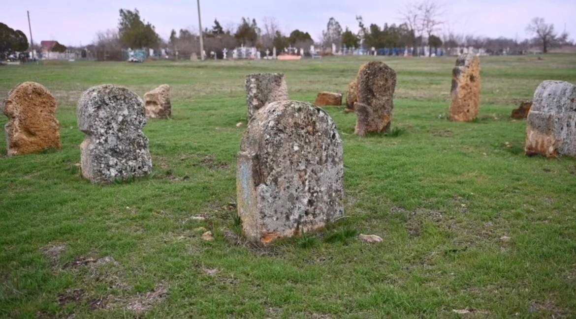 У Мирному впорядкувала цвинтар, де поховані перші поселенці 