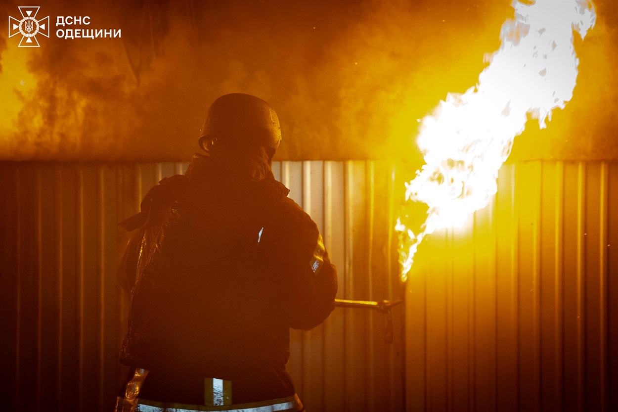 Одеський район атакували ворожі дрони: пошкоджено енергетичну інфраструктуру та склади