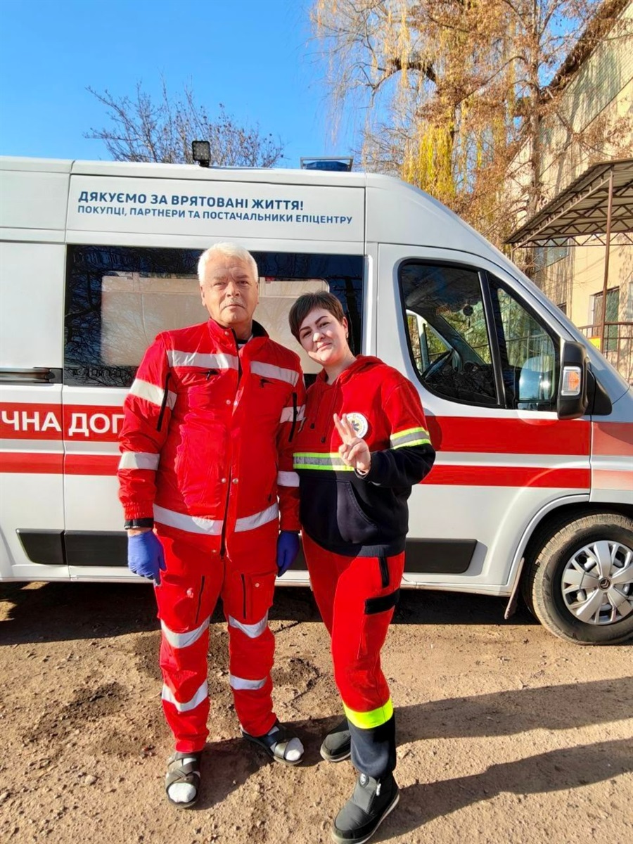 Бригада медиків, яка прийняла пологи в кареті швидкої допомоги 