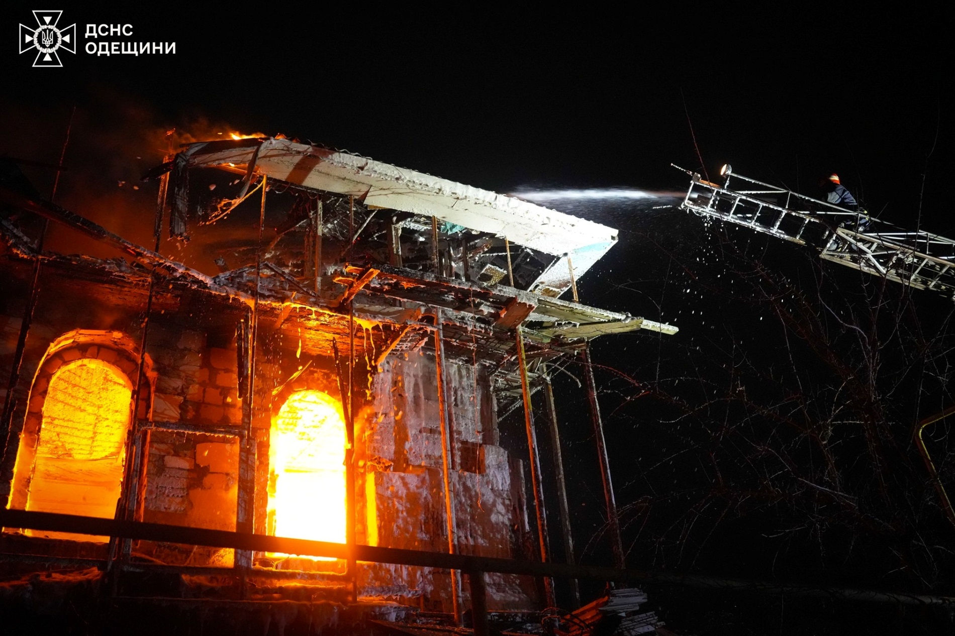Пожежа під Одесою: у Молодіжному вогонь знищив триповерховий будинок