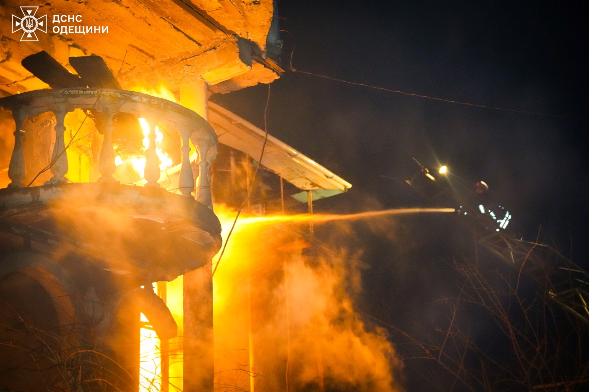 Пожежа під Одесою: у Молодіжному вогонь знищив триповерховий будинок