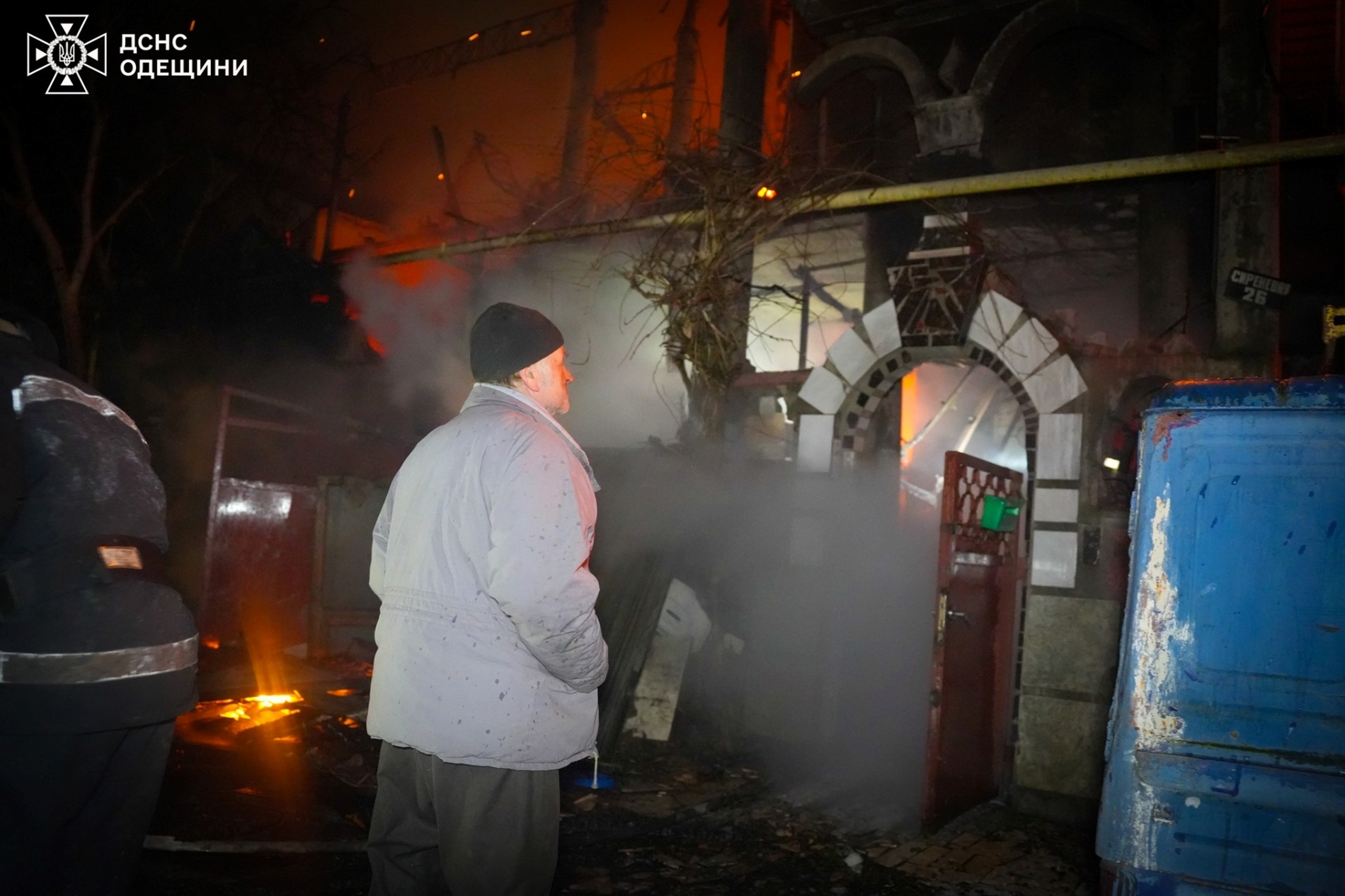 Пожежа під Одесою: у Молодіжному вогонь знищив триповерховий будинок