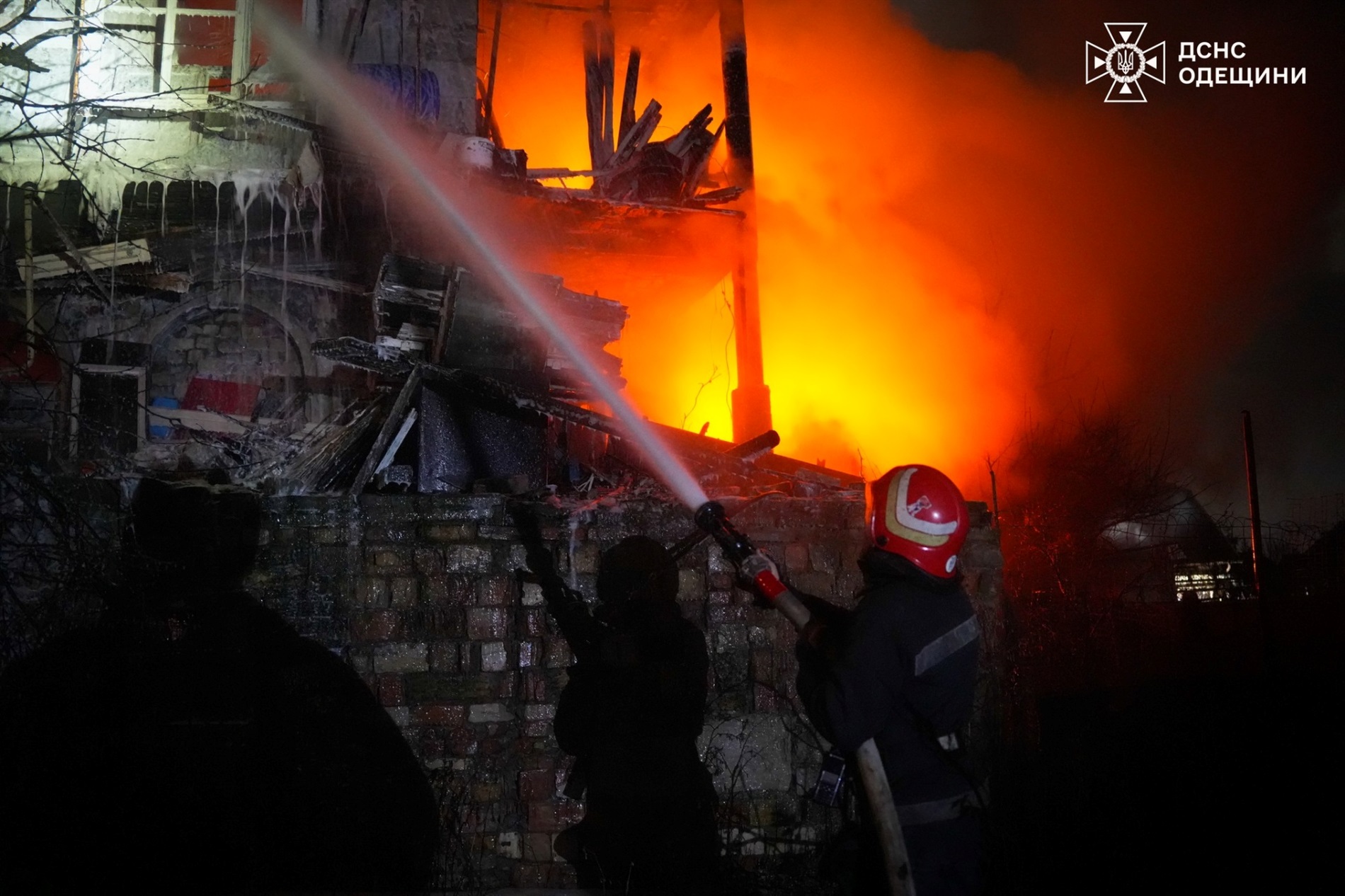 Пожежа під Одесою: у Молодіжному вогонь знищив триповерховий будинок