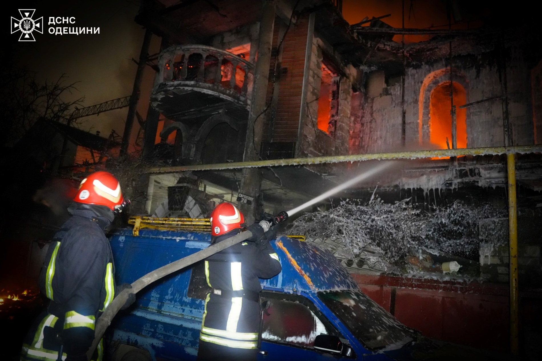 Пожежа під Одесою: у Молодіжному вогонь знищив триповерховий будинок