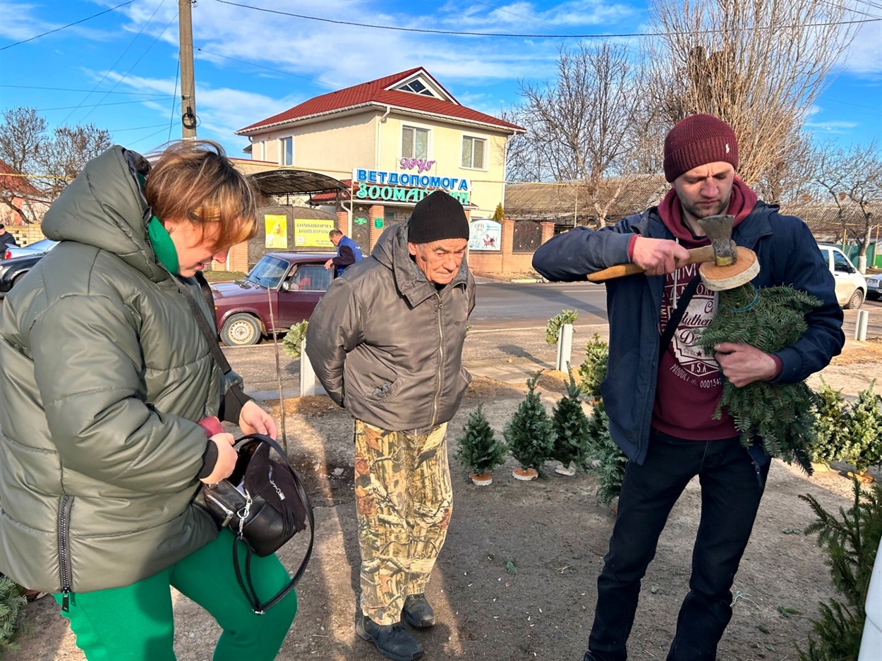 Парковка-майданчик, на якому проводять ярмарки, щоб не перекривати центр
