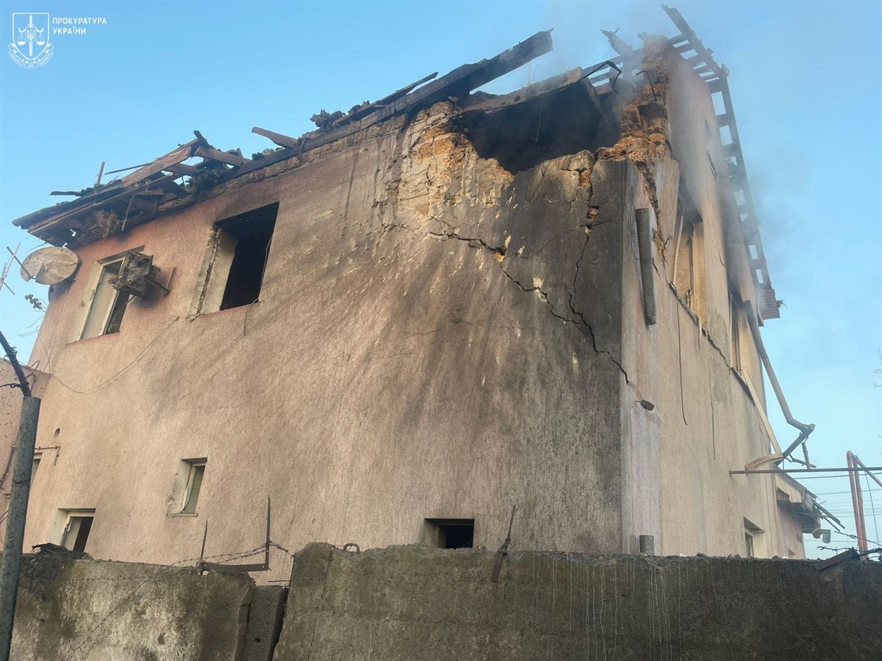 Атака дронів на Одещину: у Чорноморській громаді зруйновані будинки, є поранений