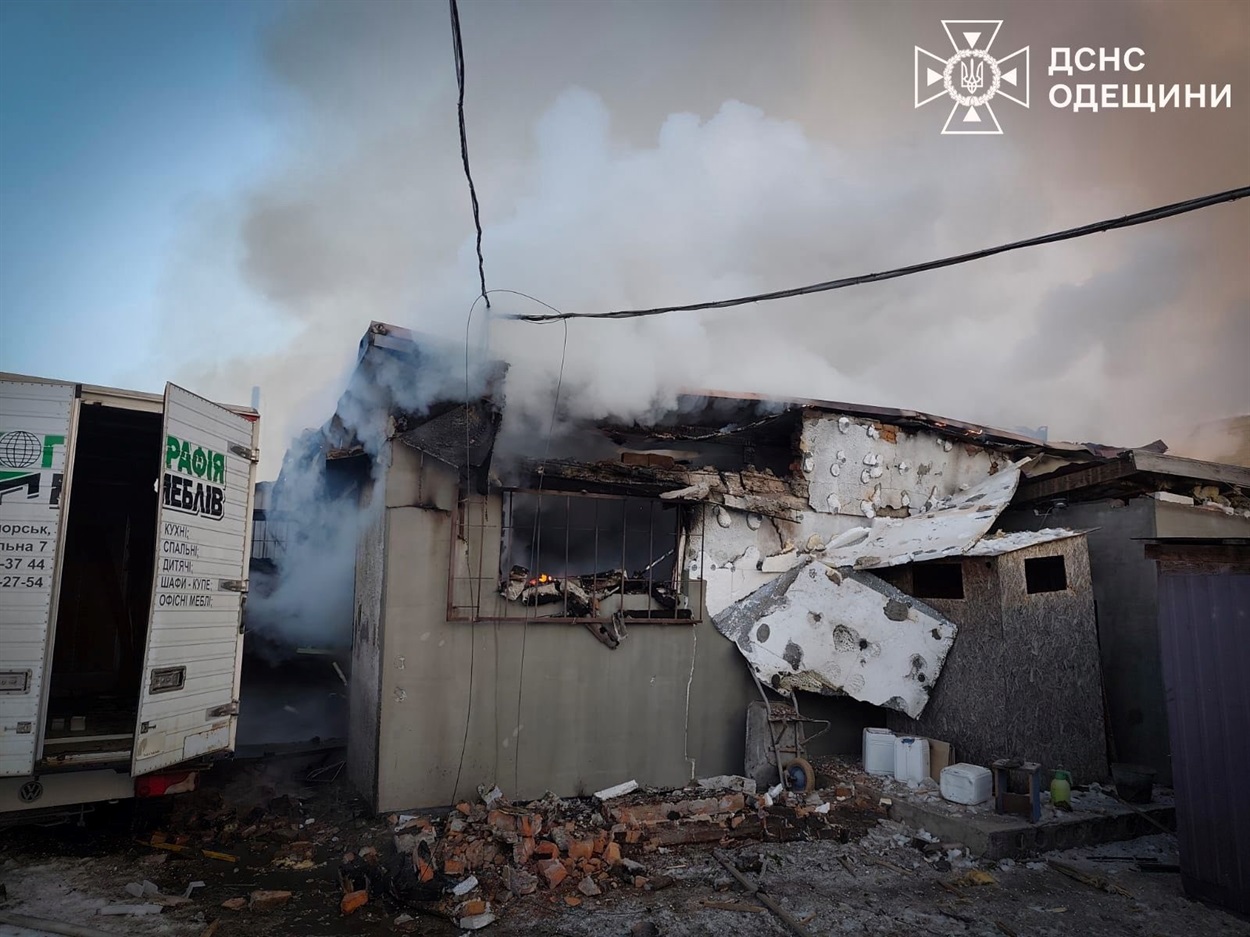 Атака дронів на Одещину: у Чорноморській громаді зруйновані будинки, є поранений