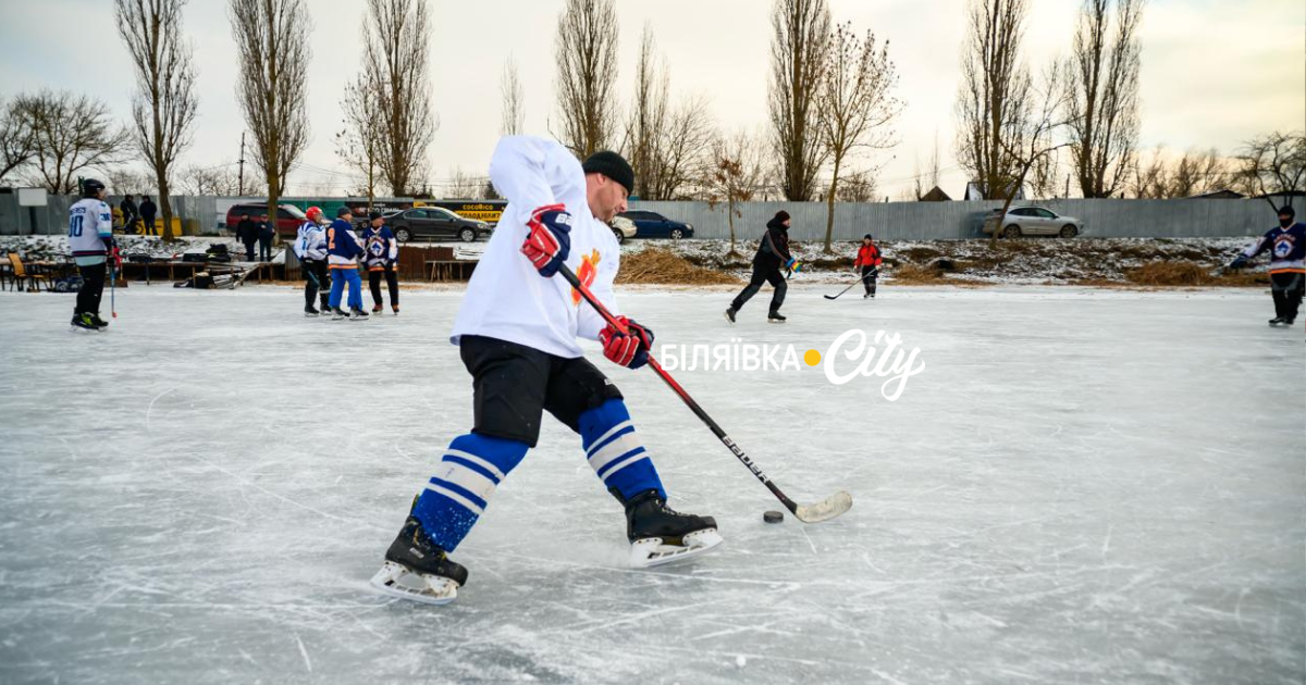 "Комишові коти" знову на льоду: як у Біляївці зіграли хокейний матч на річці. Коли наступний