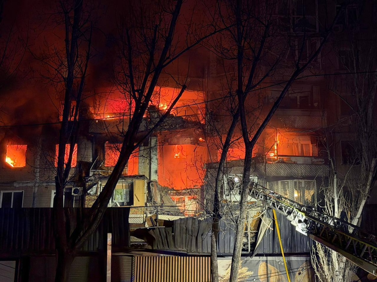 Масована нічна атака на Одесу: 10 влучань, десятки постраждалих, під завалами шукають людей