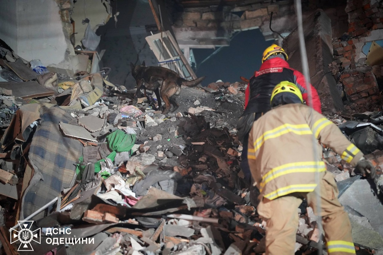 Масована нічна атака на Одесу: 10 влучань, десятки постраждалих, під завалами шукають людей