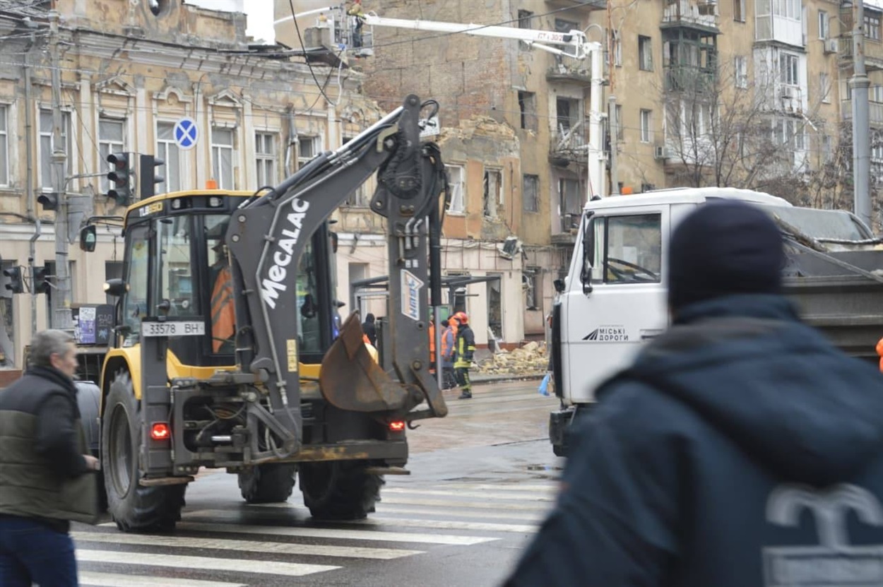 Масована нічна атака на Одесу: 10 влучань, десятки постраждалих, під завалами шукають людей