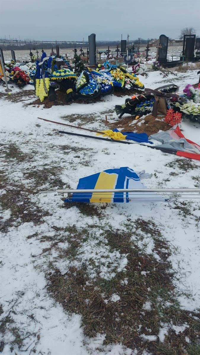Місцевий чоловік пошкодив надгробки в селі Петродолинське 