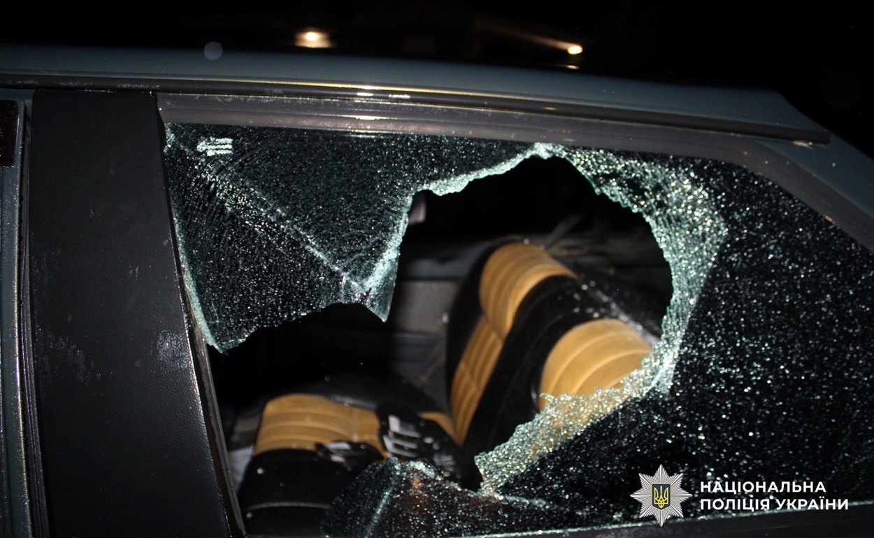 У селі Градениці в барі чоловік стріляв з автомату: без жертв, стрілка затримали