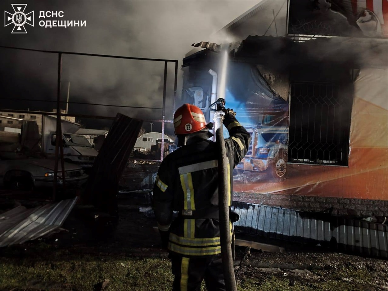Нічний удар по Одещині: двоє людей загинули, є поранені. Дрон влучив у багатоповерхівку