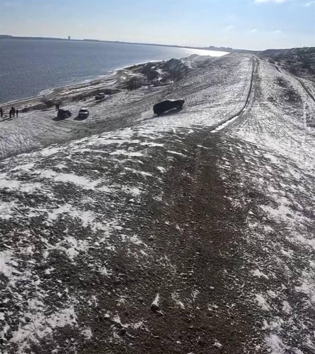 На схилах Куяльницького лиману невідомі влаштували джипінг 