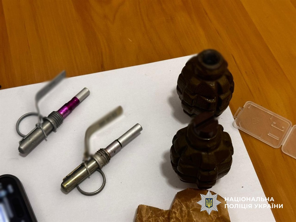 У Біляївці на одній із вулиць чоловік намагався продати зброю: торговця затримали