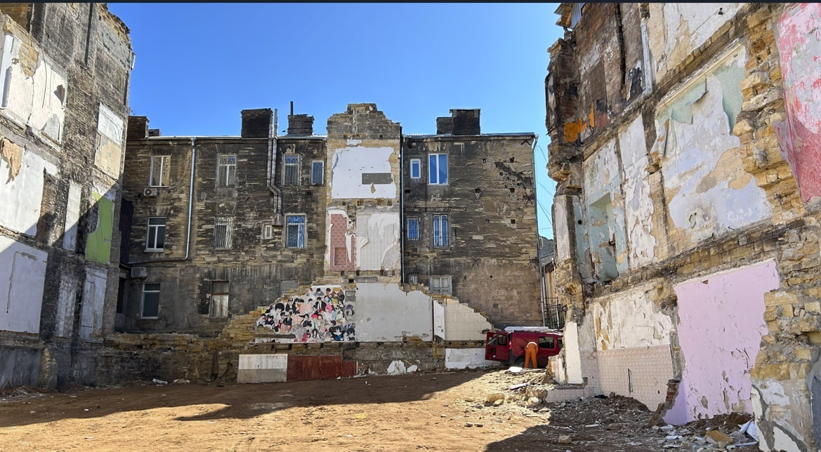 Новосельського, 16. На місці будинку - розчищений майданчик