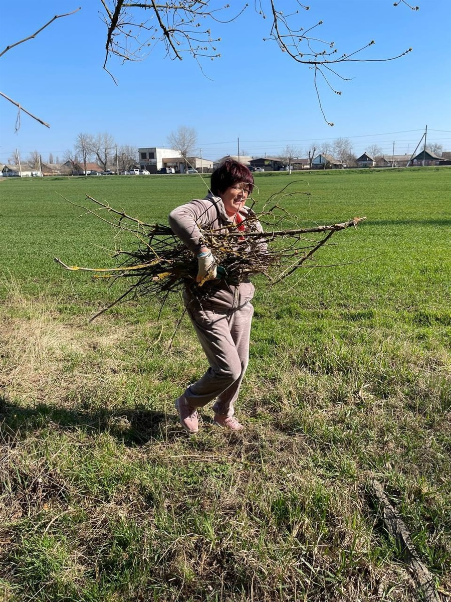 Колективи Біляївки вийшли на загальноміську толоку: прибирали парки, меморіали, квітники