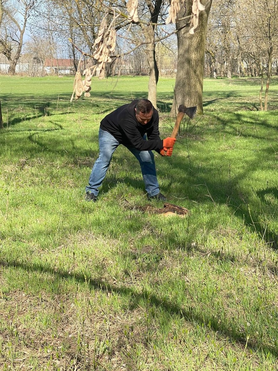 Колективи Біляївки вийшли на загальноміську толоку: прибирали парки, меморіали, квітники