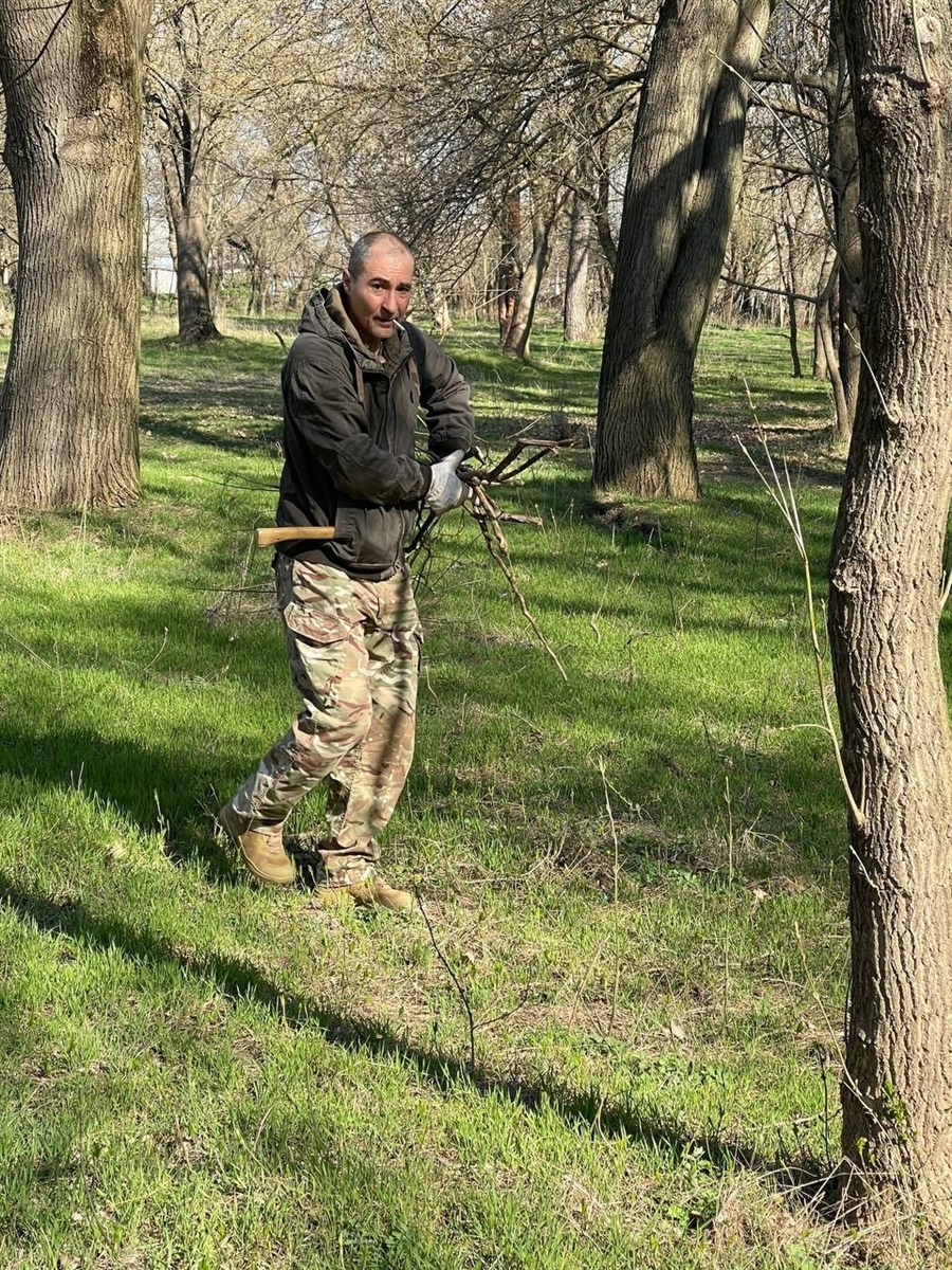 Колективи Біляївки вийшли на загальноміську толоку: прибирали парки, меморіали, квітники