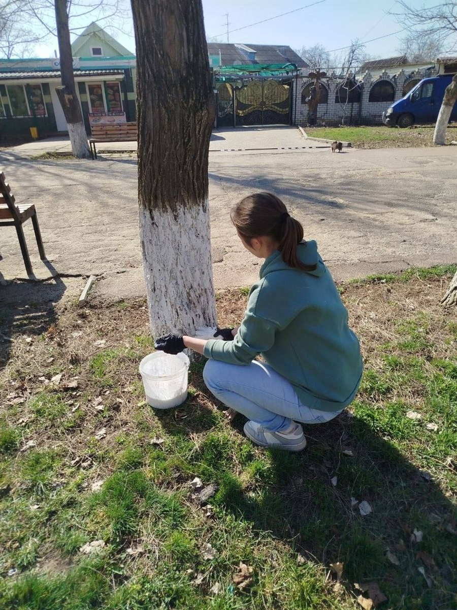 Колективи Біляївки вийшли на загальноміську толоку: прибирали парки, меморіали, квітники