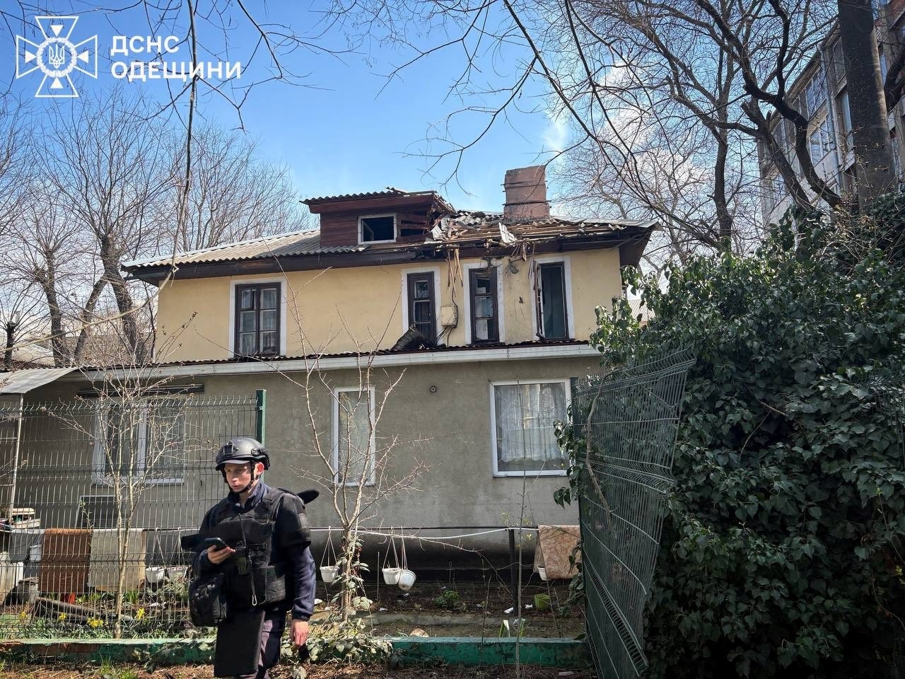 Вдень ворожі дрони атакували центр Чорноморська: пошкоджені будинки