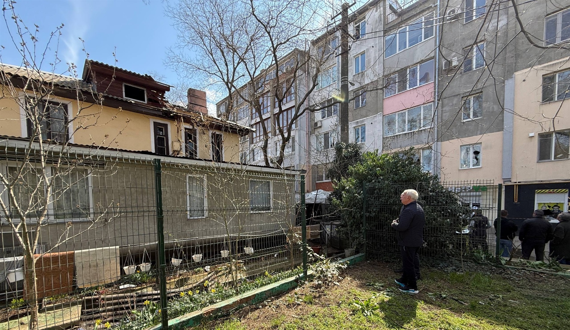 Вдень ворожі дрони атакували центр Чорноморська: пошкоджені будинки