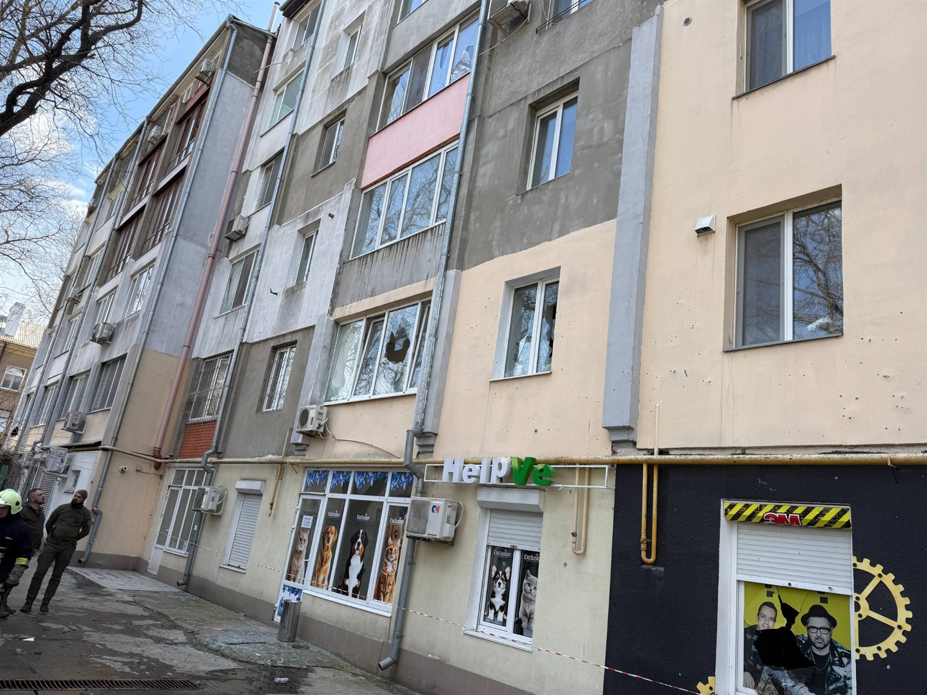 Вдень ворожі дрони атакували центр Чорноморська: пошкоджені будинки