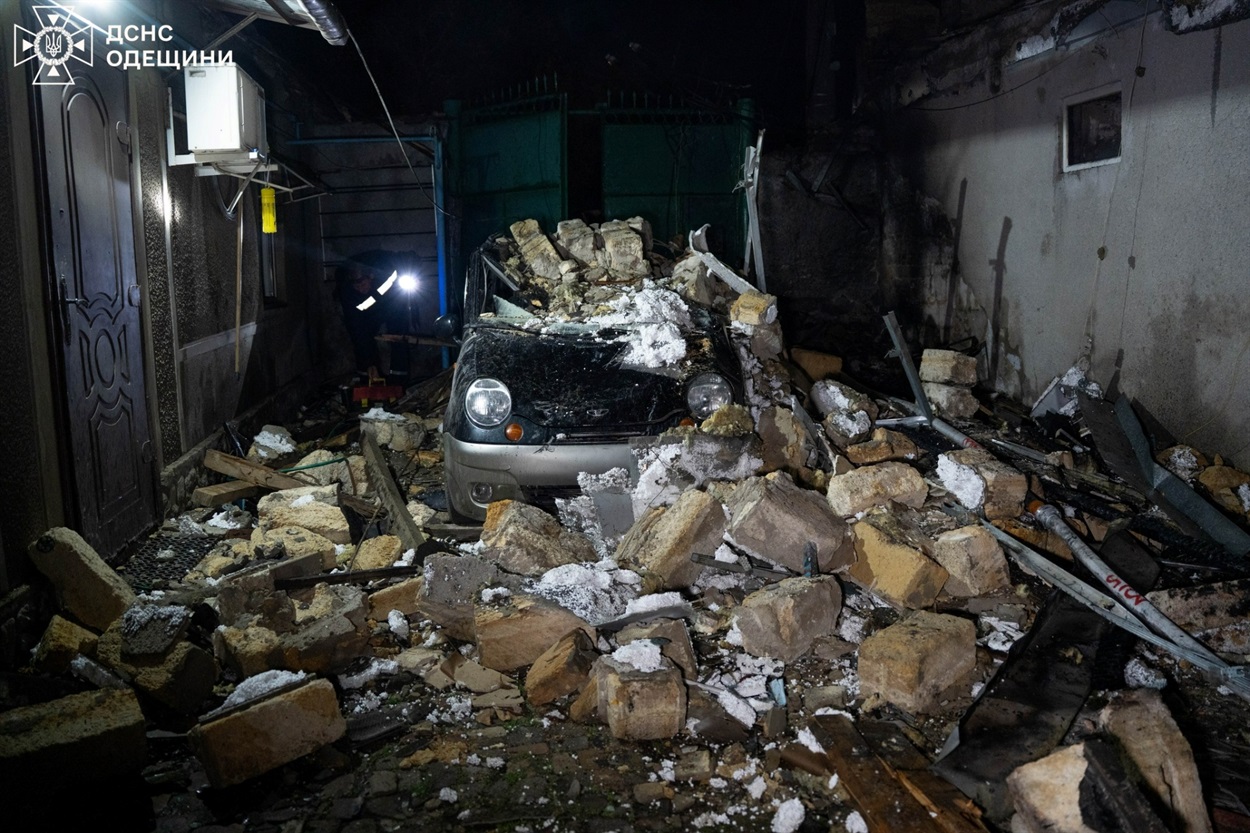 Атака дронів на Одесу: тіла двох людей дістали з-під завалів, є поранені