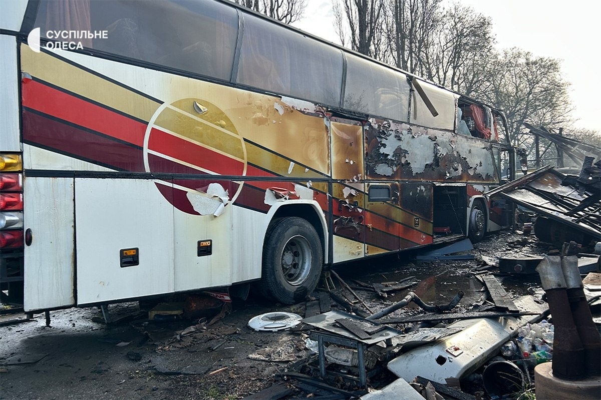 Ворог вночі атакував Одещину: пошкоджено судна, порт і будинки, є постраждалий