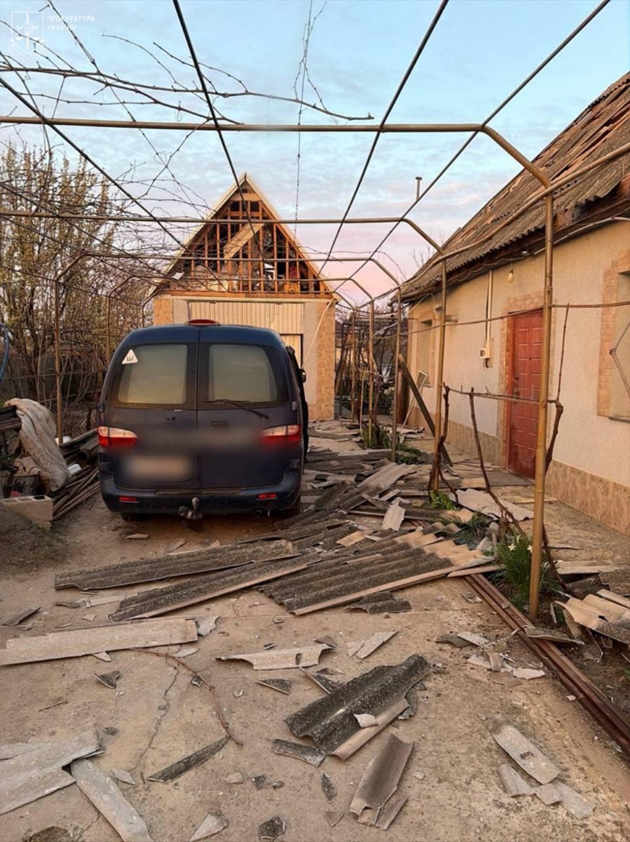 Ворог вночі атакував Одещину: пошкоджено судна, порт і будинки, є постраждалий