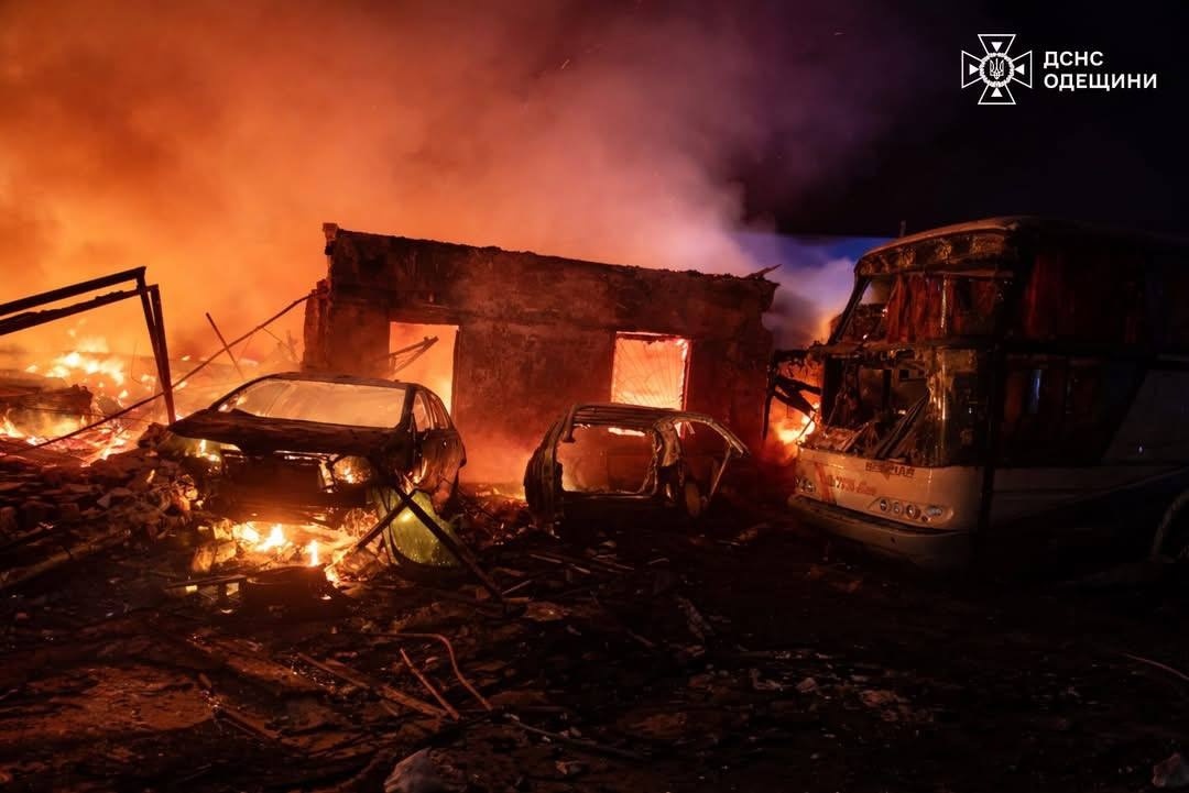 Ворог вночі атакував Одещину: пошкоджено судна, порт і будинки, є постраждалий