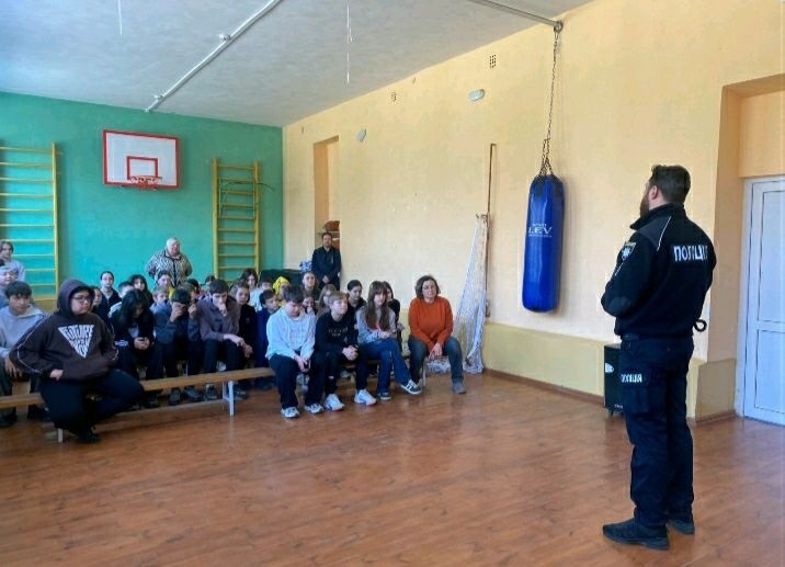 Офіцер Біляївської громади завітав до однієї з шкіл через скандальні відео з вчителями