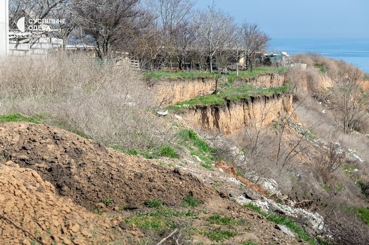 До прірви лише 4 метри: у Чорноморську будинки опинилися на межі обриву