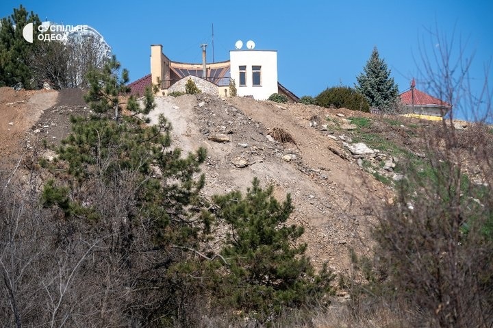 До прірви лише 4 метри: у Чорноморську будинки опинилися на межі обриву