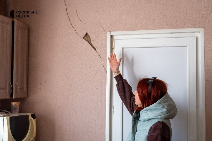 До прірви лише 4 метри: у Чорноморську будинки опинилися на межі обриву