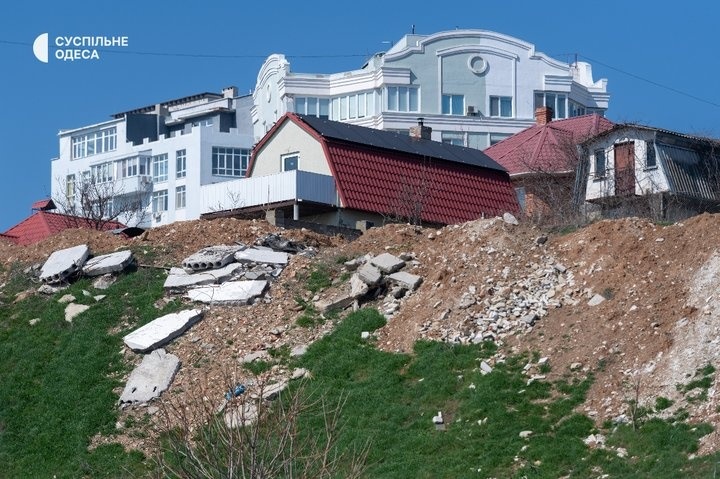 До прірви лише 4 метри: у Чорноморську будинки опинилися на межі обриву