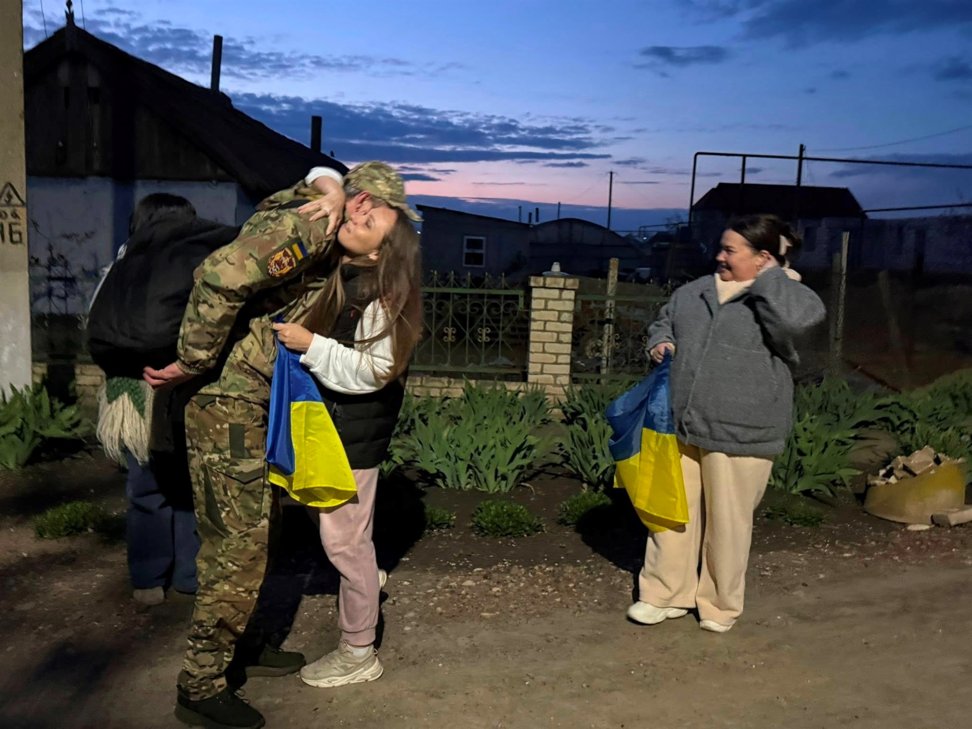 Дочекалися вдома: у Маяках зустріли звільненого з полону захисника Олександра Іванащенка