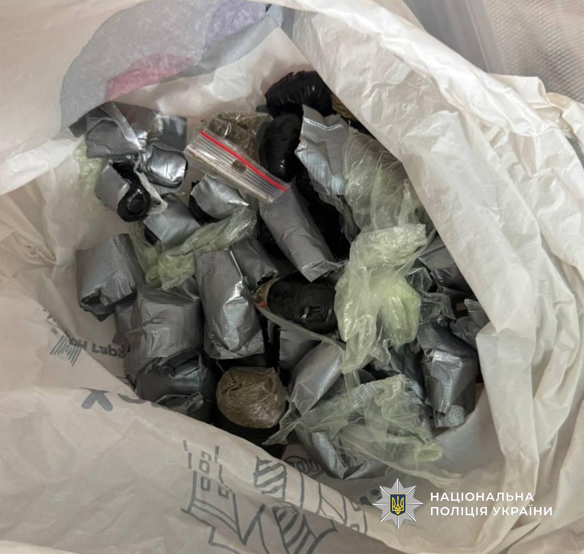 В Одесі викрили групу наркоділків: вилучили канабіс на понад 800 тисяч гривень