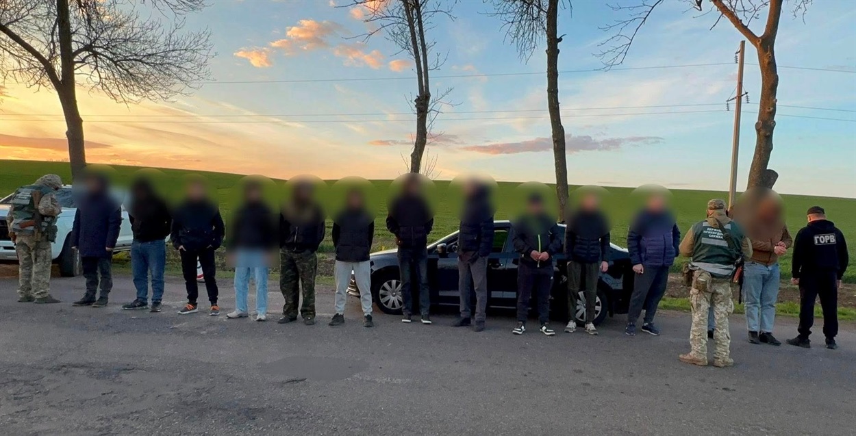 Тур за 12 тисяч доларів: в Подільському районі прикордонники затримали кортеж із 13 ухилянтів