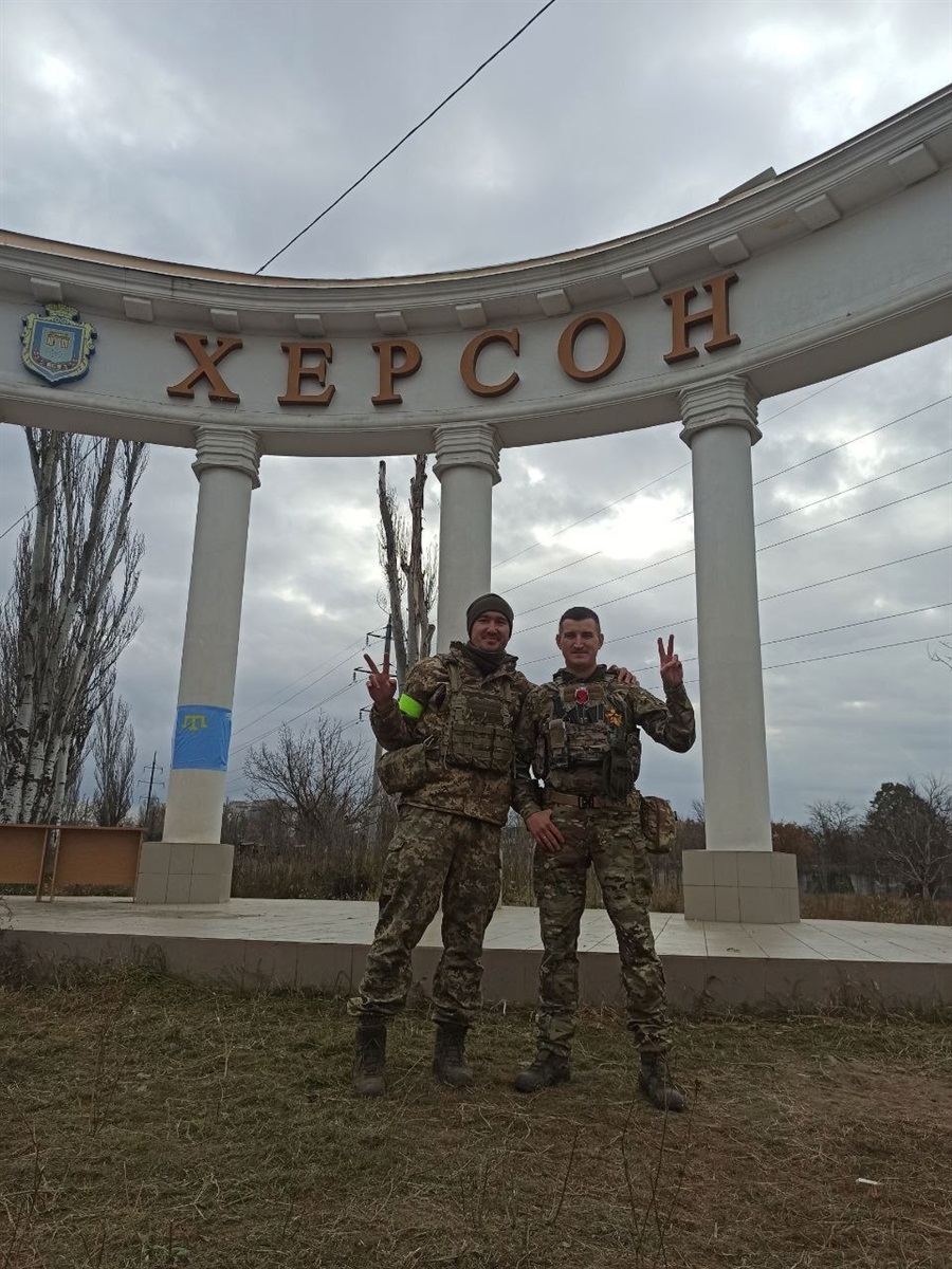 Іван Рожкован та Азам Махмудов - біляївці у щойно звільненому Херосоні, 13 листопада, 2022 рік 