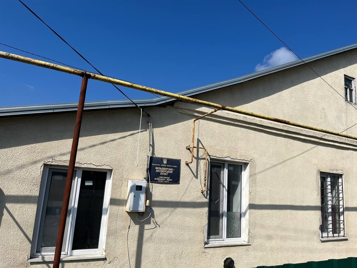 Попри те, що ФАП уже давно не працює, на будівлі в Повстанському досі залишилася стара табличка