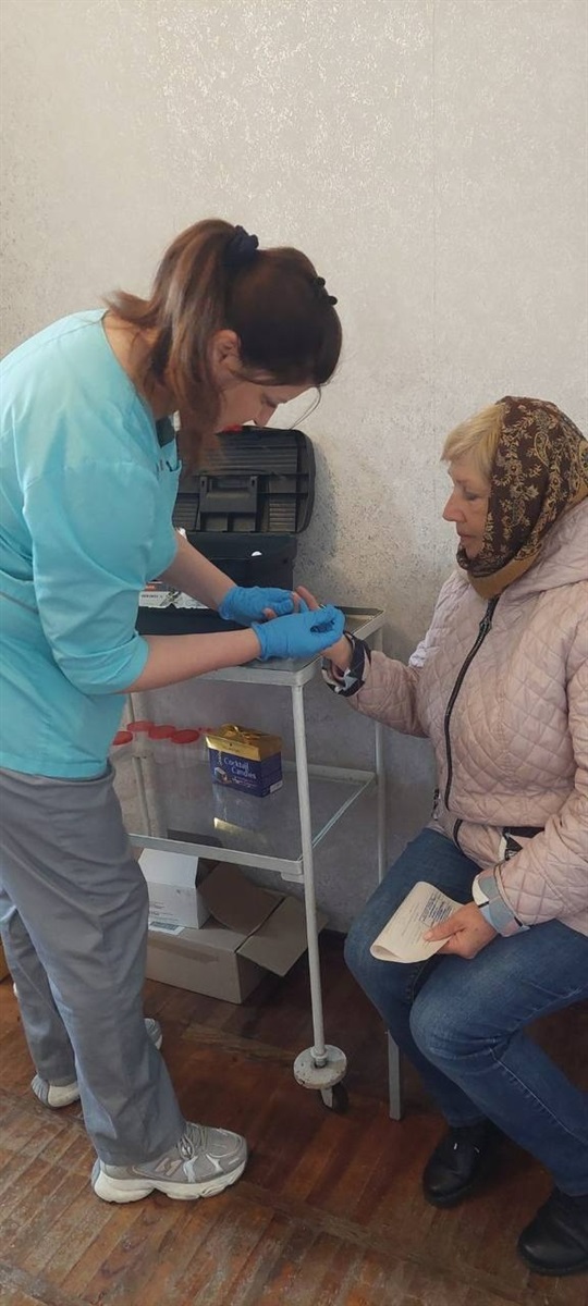 Разом із лікаркою до села приїздить лаборант, який проводить забір крові для аналізів