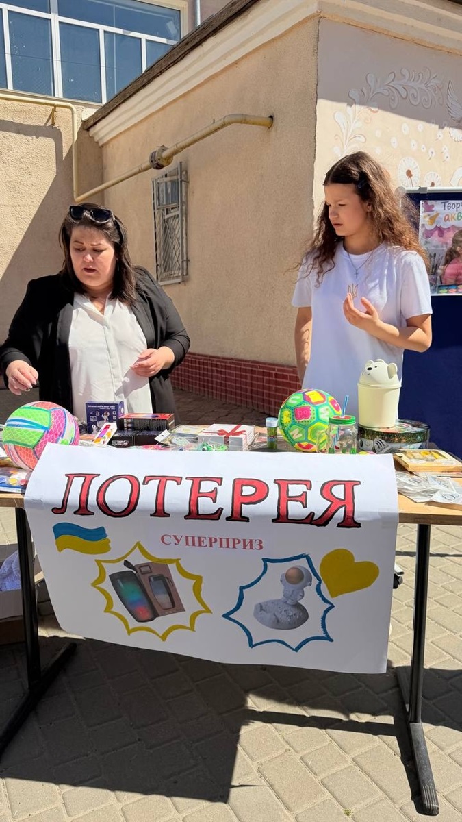 У Біляївському ліцеї №1 на фестивалі «На крилах любові» зібрали понад 41 тис. грн для ЗСУ