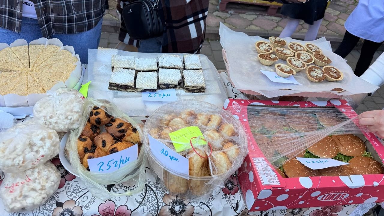 У Біляївському ліцеї №1 на фестивалі «На крилах любові» зібрали понад 41 тис. грн для ЗСУ